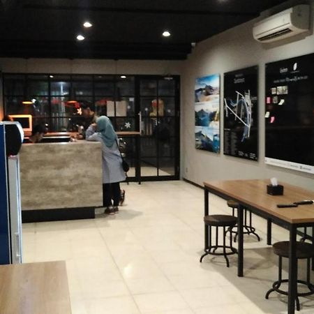 Livinn Hostels Gubeng Station Surabaya Exterior photo