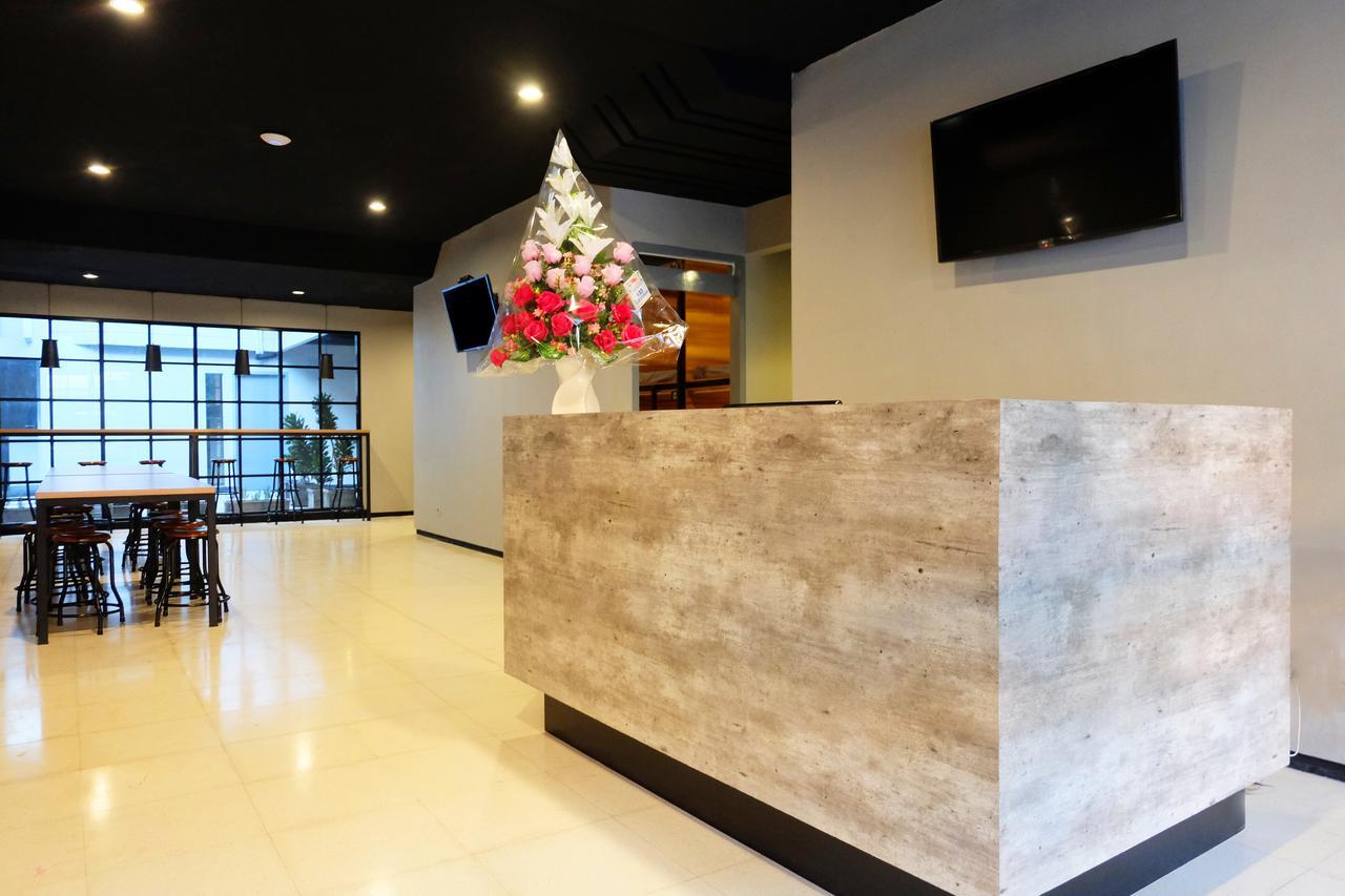 Livinn Hostels Gubeng Station Surabaya Exterior photo