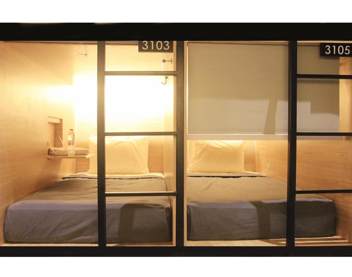 Livinn Hostels Gubeng Station Surabaya Exterior photo