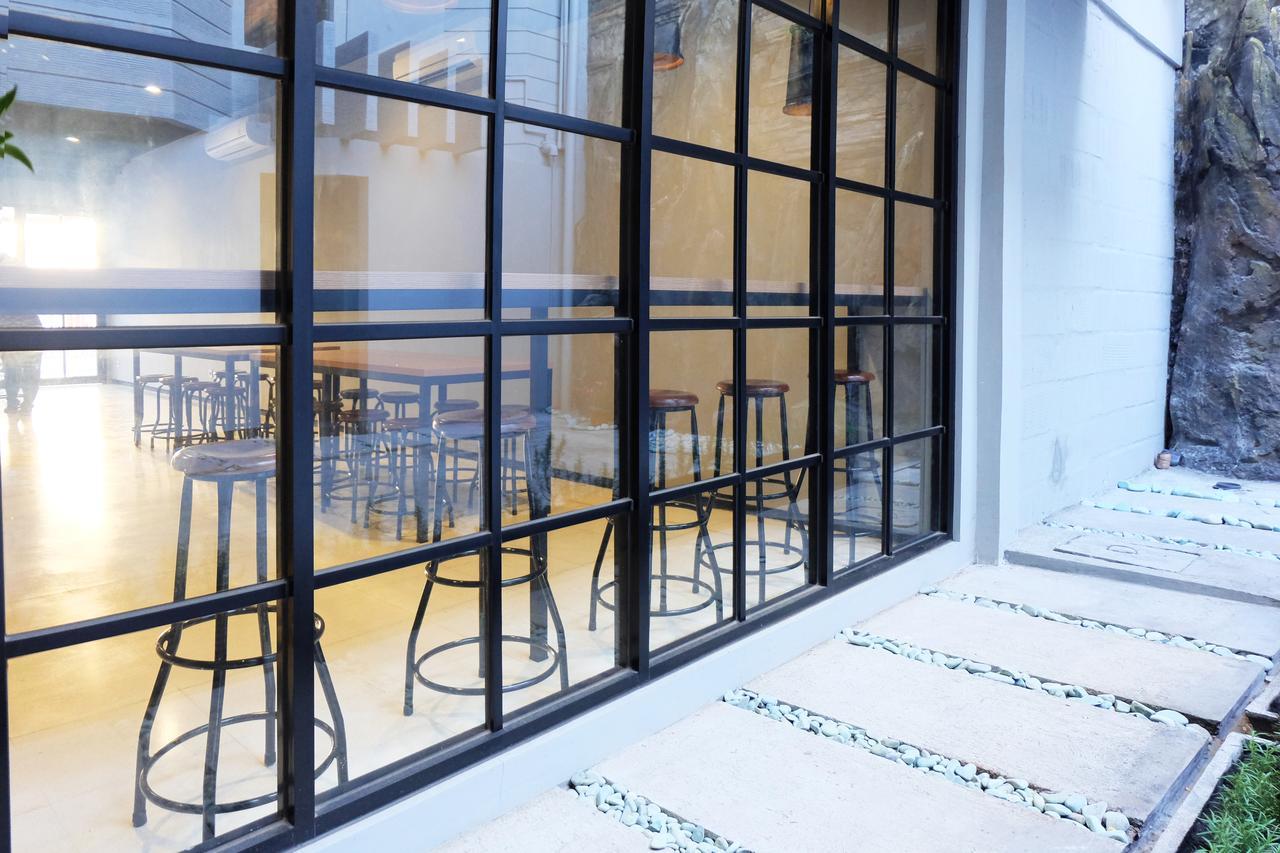 Livinn Hostels Gubeng Station Surabaya Exterior photo