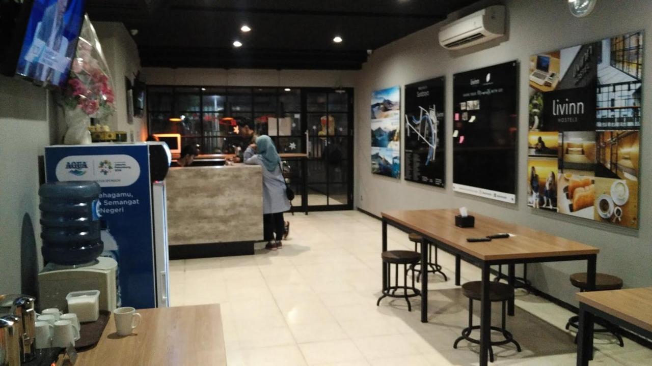 Livinn Hostels Gubeng Station Surabaya Exterior photo